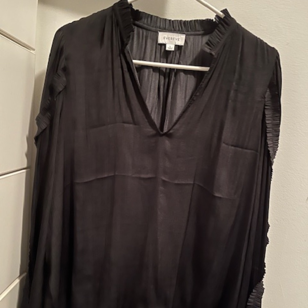 Evereve Brand Womens Black V Neck Blouse With Crinkle Ruffle Detail- Size Large